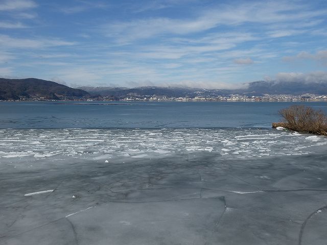 全面結氷した諏訪湖