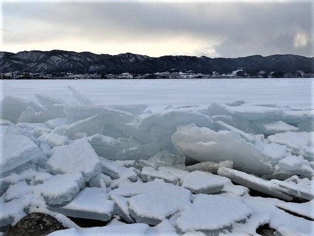 諏訪湖の解氷した氷の断片