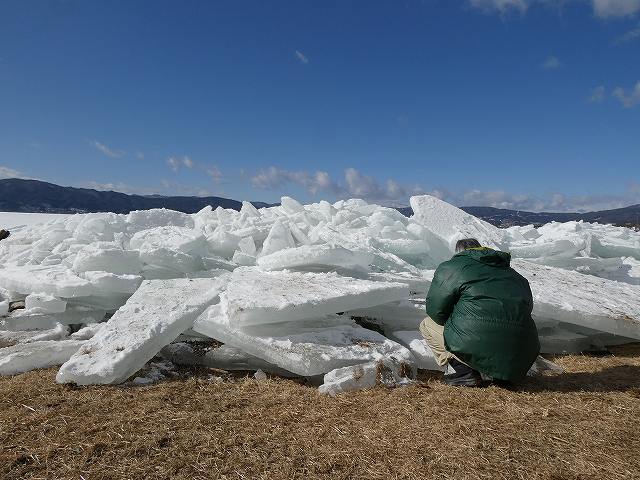 諏訪湖畔に打ち上がった氷り