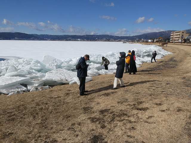 諏訪湖畔に打ち上がった氷りの山