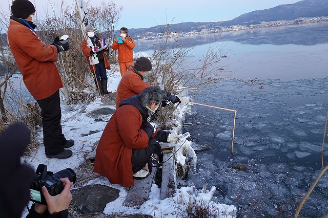 諏訪湖の御神渡り観察の水温をはかっている様子です。