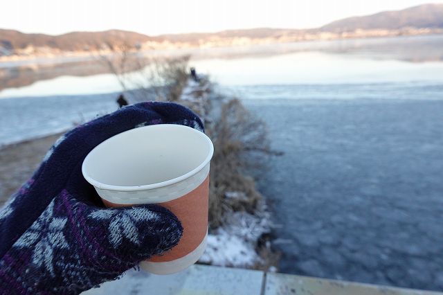 温かいコーヒーを頂きながら諏訪湖の御神渡りの観察中です。