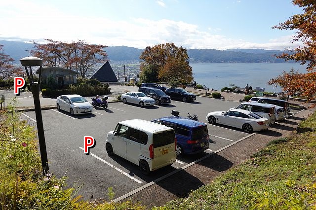 立石公園の駐車場は道路を挟んで２カ所あります