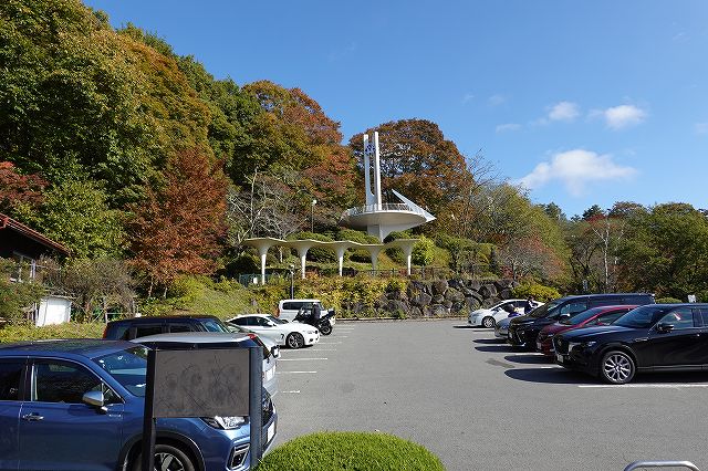 駐車場の上は日時計もある展望台でライブカメラも設定しています