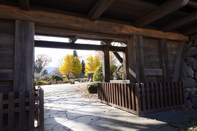 冠木門から公園内の眺め