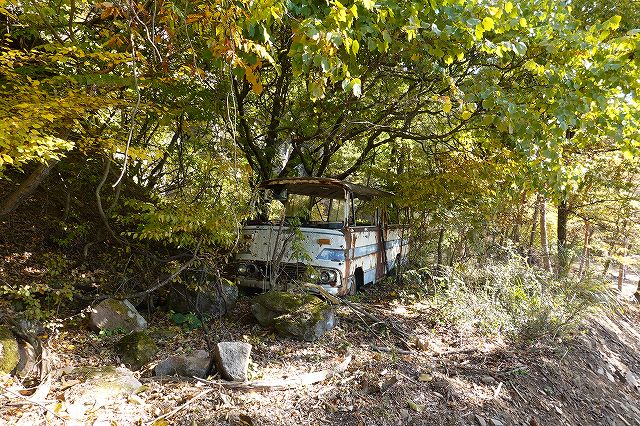 幕岩の秘密の場所に放置された廃車