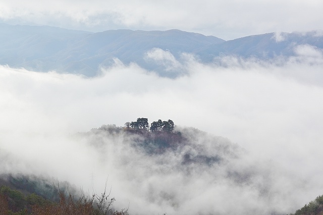 幕岩から見た雲海で雲海の中に浮かぶのは桑原城趾