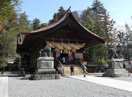 秋宮の神楽殿と注連縄と狛犬