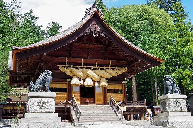 下社秋宮神楽殿のしめ縄