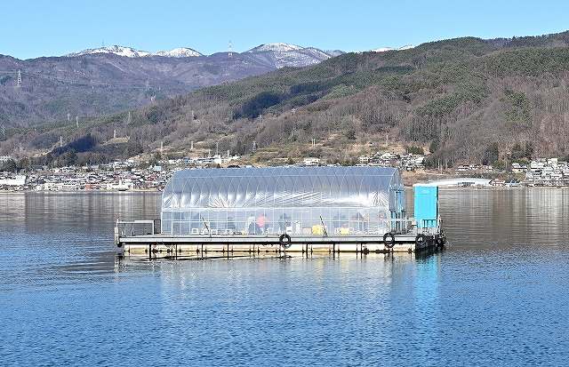 諏訪湖でワカサギ釣りのドーム船